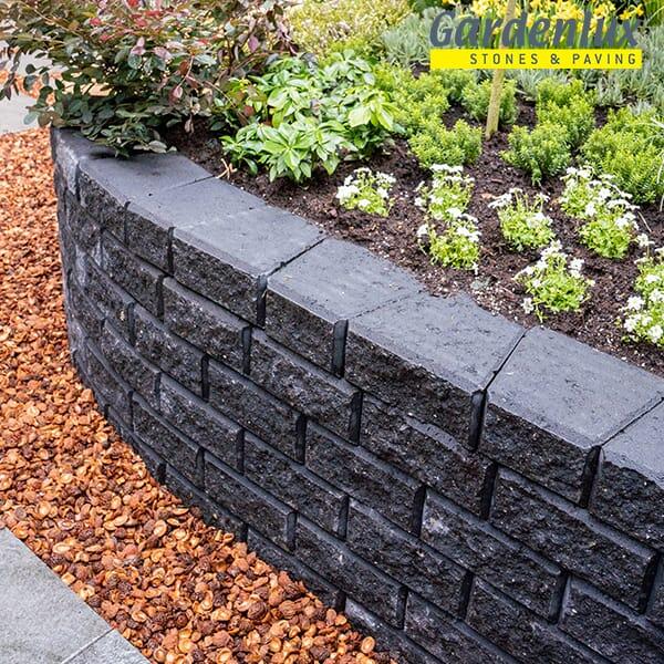 Antraciet muurtje van betonnen stapelelementen van Gardenlux